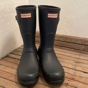 Barely worn black Hunter boots (mid/11 inches) size 8/39EU
